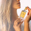 Frau hält 4711 Acqua Colonia Lemon & Ginger in den Händen