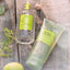 4711 Acqua Colonia Lime & Nutmeg Flakon und Duschgel neben Fenchelblüten und Limette