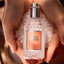 4711 Shootingbild Acqua Colonia Pomelo & Sea Salt Flakon auf Salz in den Händen eines Models