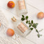 4711 Acqua Colonia White Peach & Coriander Flakons zwischen Pfirsischen