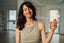 Yogalehrerin Tina von Jakubowski mit Acqua Colonia Fig & Vetiver Duft sprühend