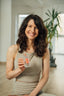 Yoga Lehrerin Tina von Jakubowski mit Acqua Colonia Flakon Fig & Vetiver